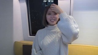 日本现役女优 美美 今年19岁 特邀约平台演出 卡哇伊的颜值 大哥现场翻译 小穴还很美很粉哦 自慰玩出了好多水水！